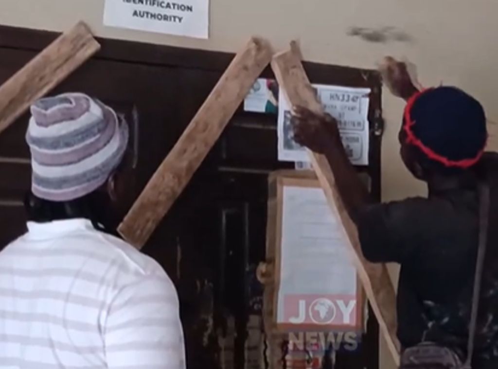 Angry NDC youth lock up NIA and NSS offices in Techiman South