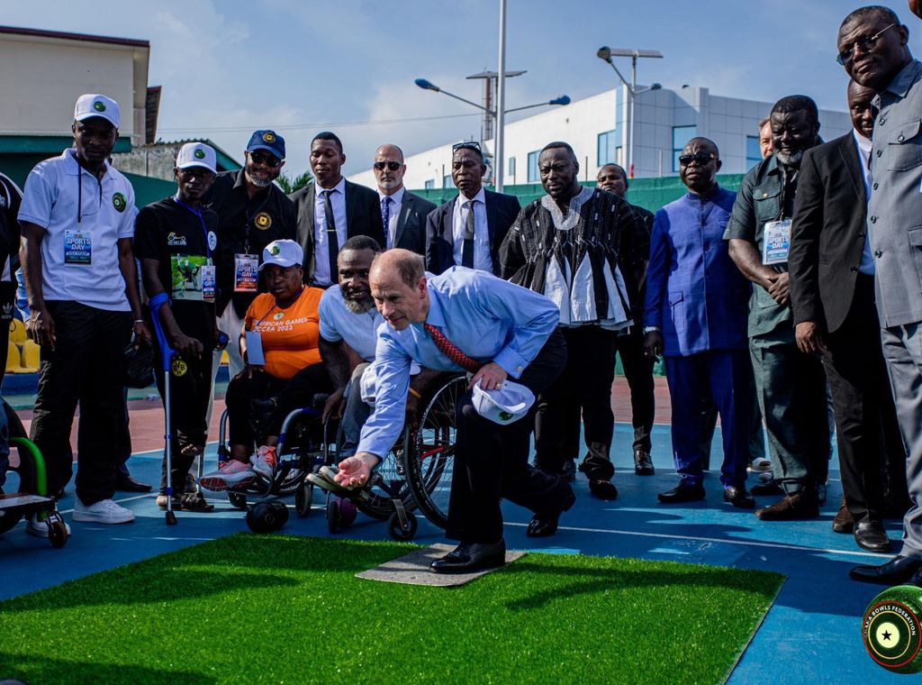 Duke of Edinburgh bowls over fans in Accra