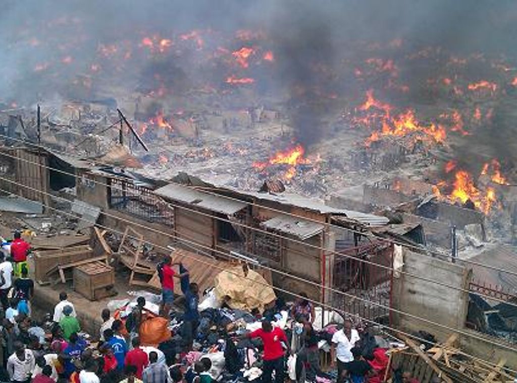 Fire outbreak destroys shops at Lapaz