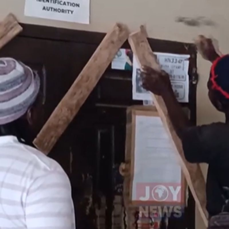 Angry NDC youth lock up NIA and NSS offices in Techiman South