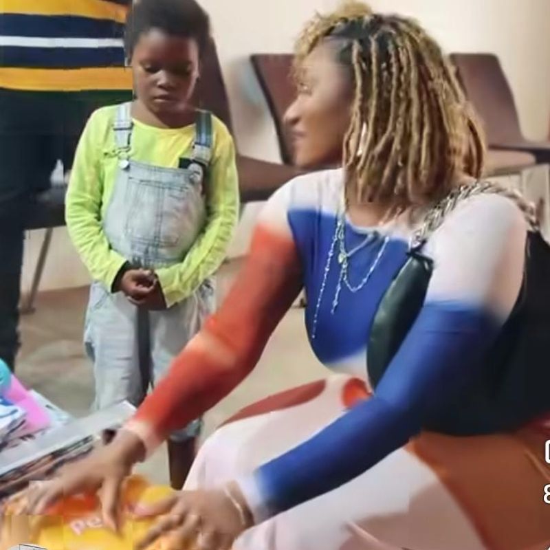 Wendy Shay donates $1,000 to the viral dancing little girl after visiting family