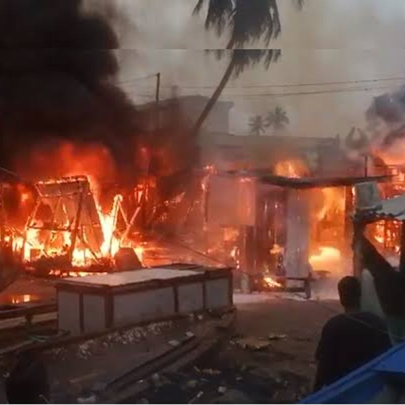 Fire guts shops and kiosks behind VVIP station at Kwame Nkrumah Circle